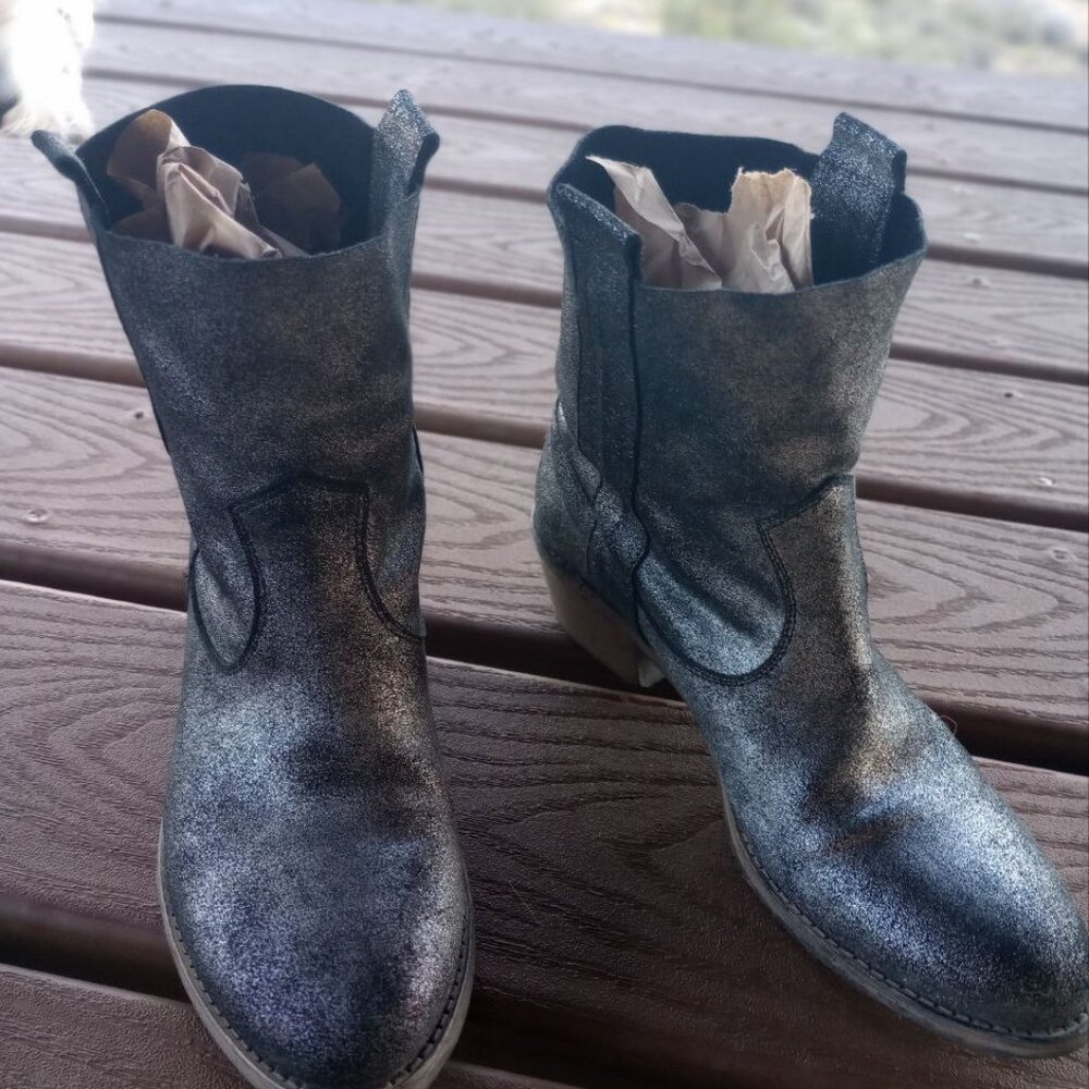 Charles David Made in Italy Silver Cowgirl Boots